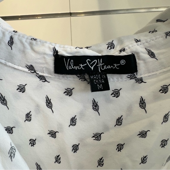 Velvet heart button down blouse. Cute leaf pattern - Picture 4 of 4